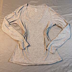 Aeri Women's Heathered Gray 
 Long Sleeve V-Neck Top